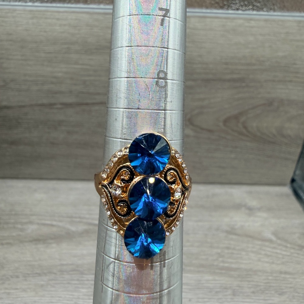 Elegant Gold Tone and Blue Gemstone Ring